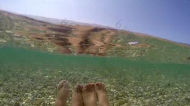水下夫妇脚浪漫夏天假期概念脚触碰交换情绪
